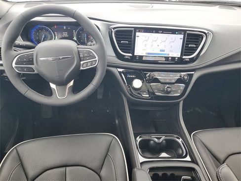 New 2026 Chrysler Pacifica Limited w/ Trailer Tow Group AWD/4WD image 13