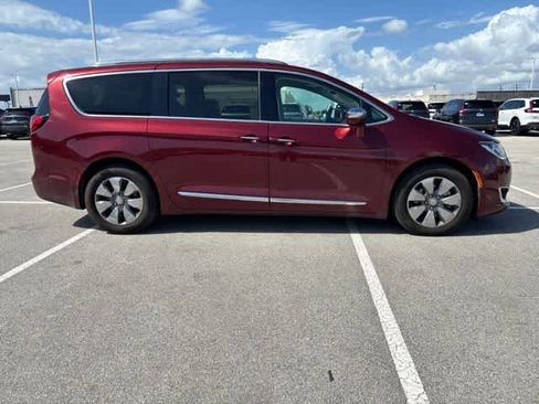 Used 2020 Chrysler Pacifica Limited w/ Advanced Safetytec Group FWD image 6