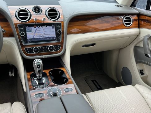 Used 2018 Bentley Bentayga AWD/4WD image 29