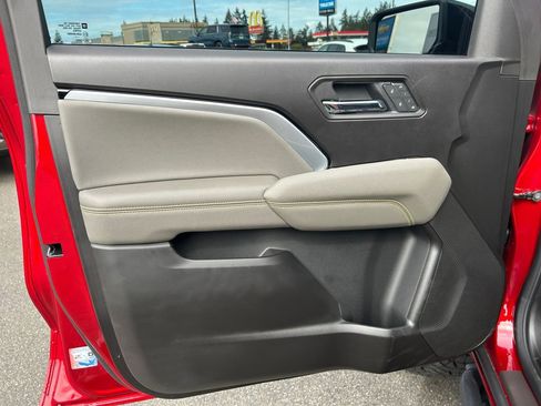 Used 2025 Chevrolet Colorado ZR2 w/ Technology Package AWD/4WD image 23