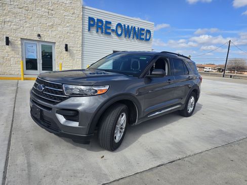 Used 2022 Ford Explorer XLT image 7