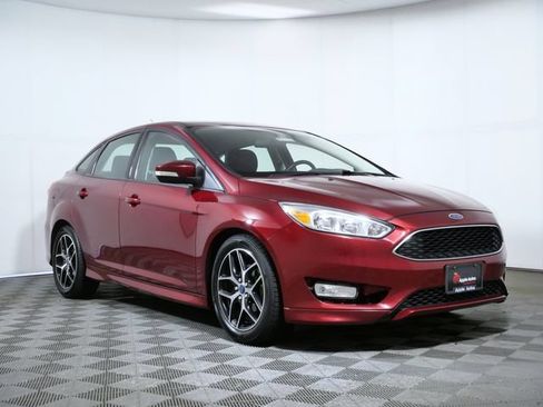 Used 2016 Ford Focus SE w/ SE Sport Package FWD image 1