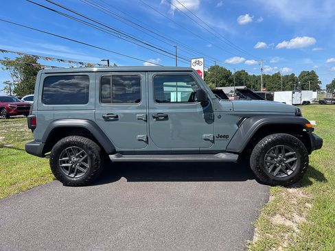 Used 2018 Jeep Wrangler Unlimited Sport S AWD/4WD image 9