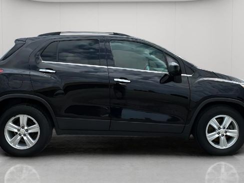 Used 2019 Chevrolet Trax LT w/ LT Convenience Package FWD image 3