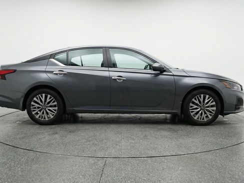 Used 2025 Nissan Altima 2.5 SV FWD image 11