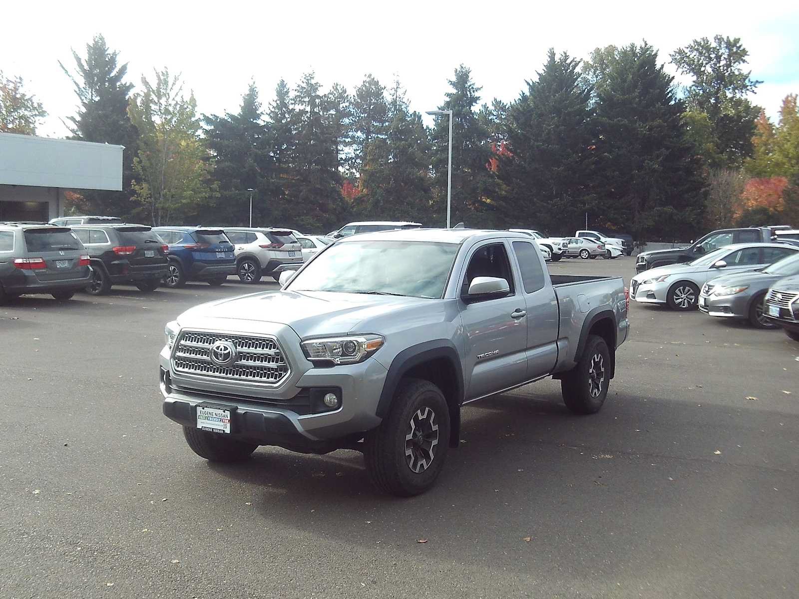 Used 2017 Toyota Tacoma TRD Off-Road w/ Premium & Technology Package AWD/4WD image 1