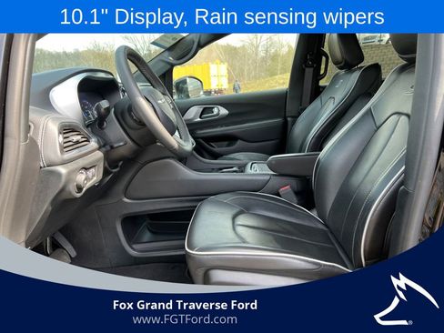 Used 2025 Chrysler Pacifica Limited FWD image 3