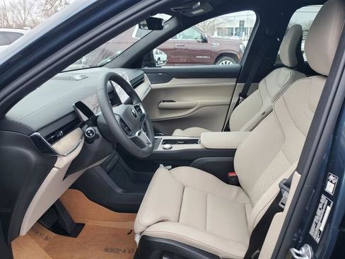 New 2025 Volvo EX90 Plus w/ Protection Package Premier AWD/4WD image 14