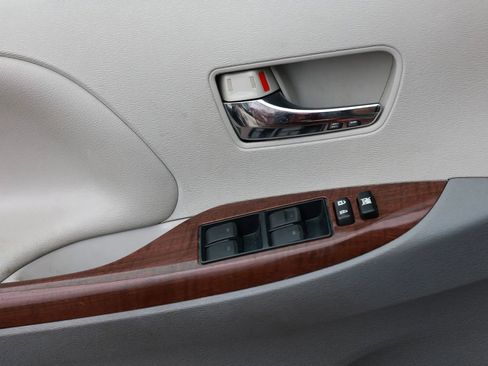 Used 2012 Toyota Sienna XLE image 44