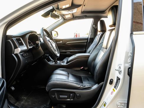 Used 2017 Toyota Highlander SE image 4