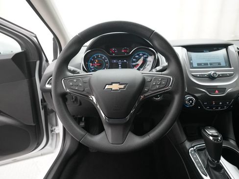 Used 2017 Chevrolet Cruze LT w/ Convenience Package FWD image 4