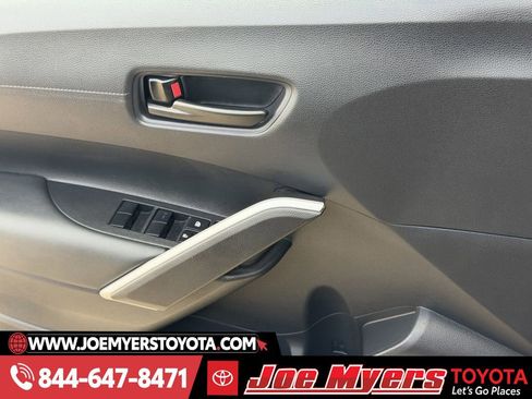 Used 2025 Toyota Corolla Cross LE image 26