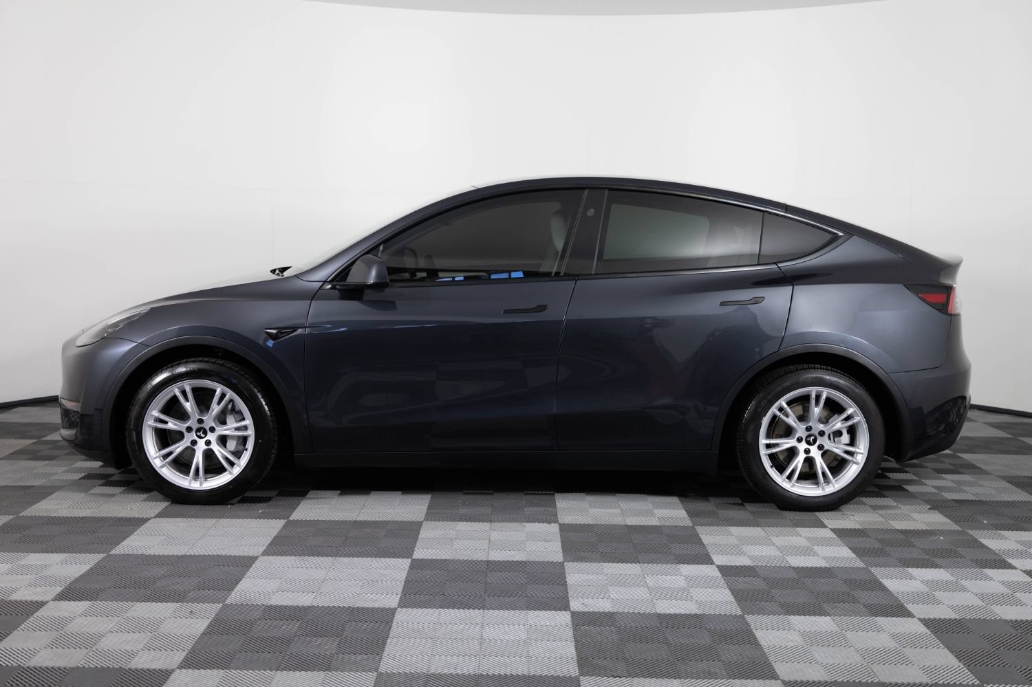 Used 2024 Tesla Model Y Long Range AWD/4WD image 3