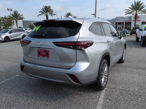 Certified 2024 Toyota Highlander Platinum FWD image 4
