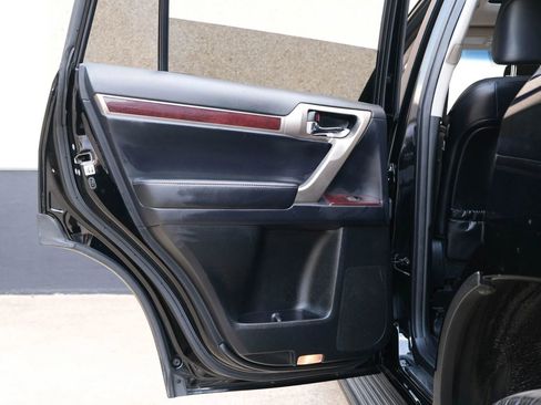 Used 2017 Lexus GX 460 image 24