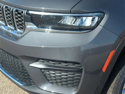 New 2025 Jeep Grand Cherokee Laredo image 11