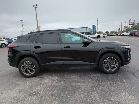 Used 2025 Chevrolet Trax LT w/ Driver Confidence Package FWD image 3