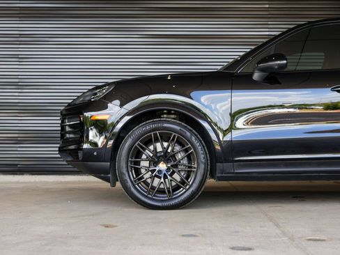 Certified 2024 Porsche Cayenne AWD/4WD image 12