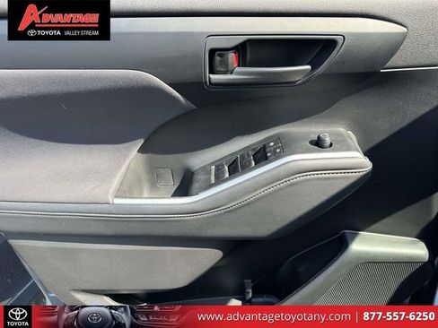 Used 2022 Toyota Highlander LE AWD/4WD image 19
