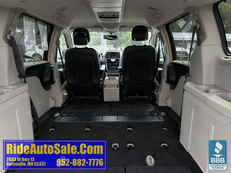 Used 2013 Chrysler Town & Country Touring-L w/ Driver Convenience Group FWD image 33