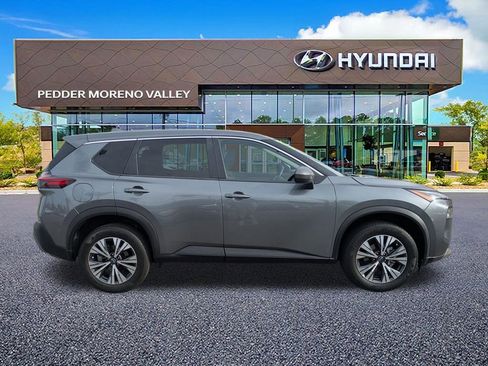 Used 2023 Nissan Rogue SV image 3