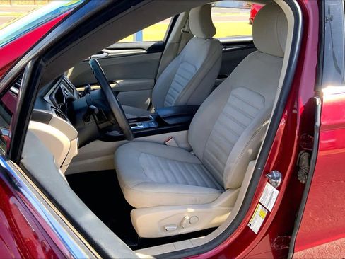 Used 2017 Ford Fusion SE w/ Fusion SE Technology Package FWD image 8