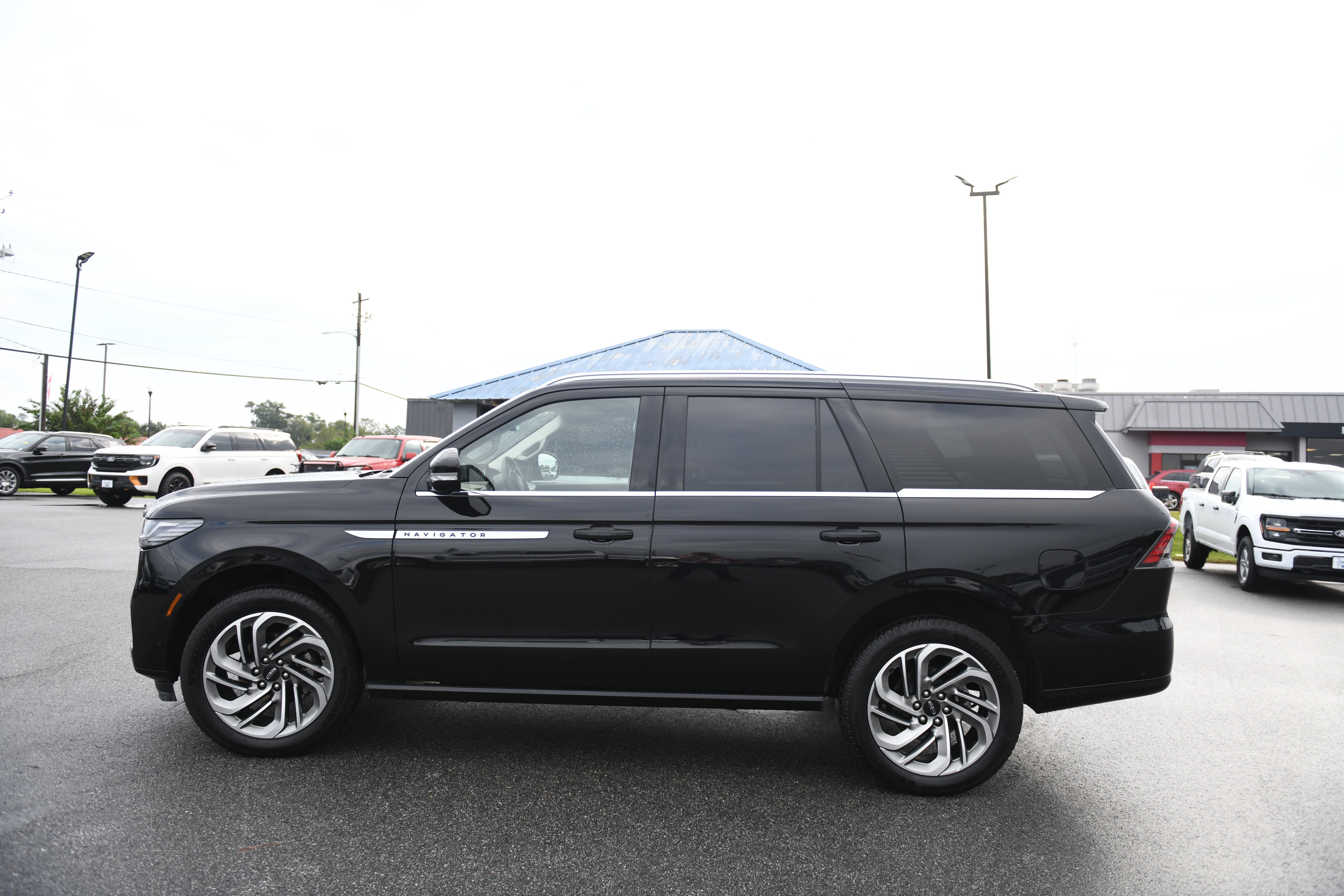 Used 2025 Lincoln Navigator Reserve AWD/4WD image 8