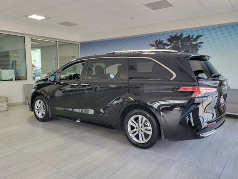 Used 2021 Toyota Sienna Limited FWD image 3