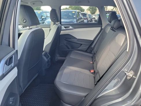 Certified 2025 Volkswagen Taos SE FWD image 12