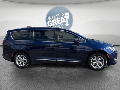 Used 2020 Chrysler Pacifica Touring-L w/ Tire & Wheel Group image 2
