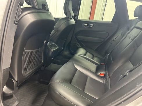 Used 2020 Volvo XC60 T6 Momentum image 11