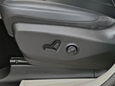 Used 2024 Chrysler Pacifica Touring-L FWD image 21
