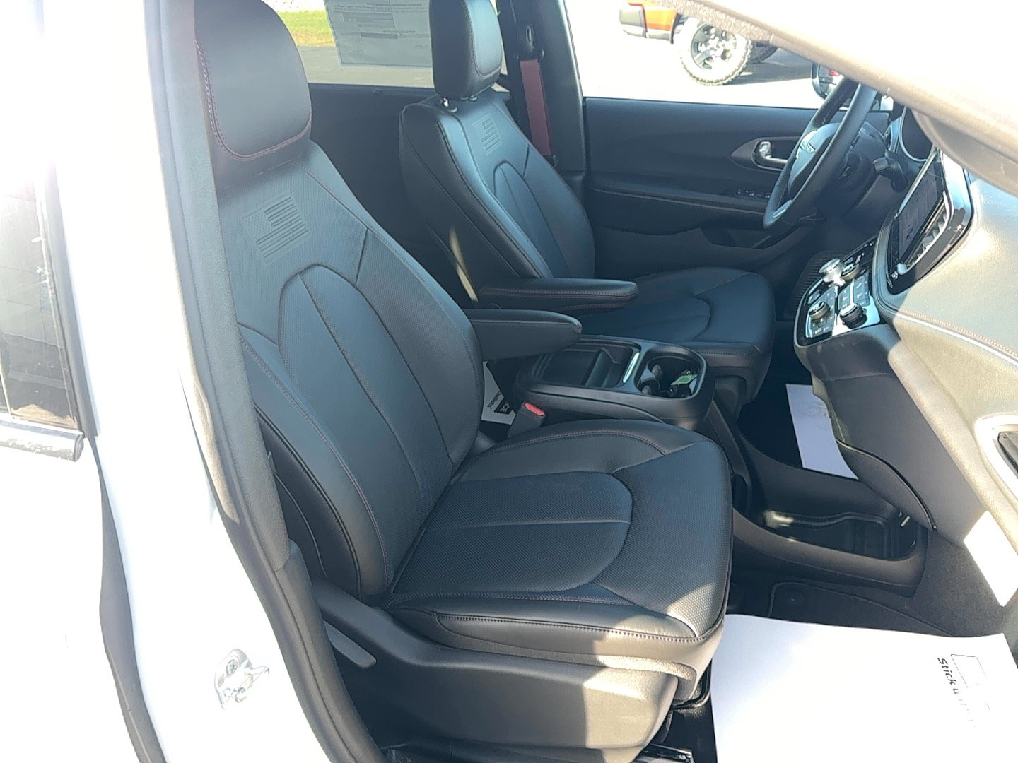 New 2027 Chrysler Pacifica Select AWD/4WD image 18