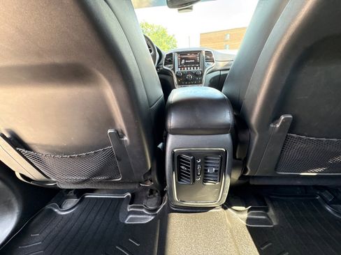 Used 2018 Jeep Grand Cherokee Laredo RWD image 14
