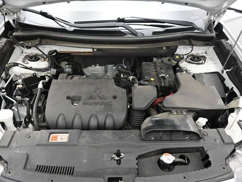 Used 2018 Mitsubishi Outlander SE AWD/4WD image 29