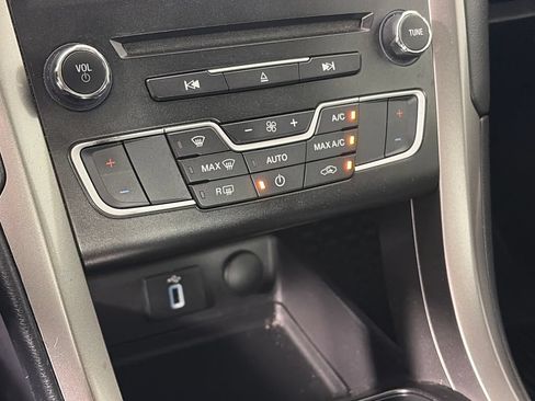 Used 2018 Ford Fusion SE w/ Fusion SE Technology Package FWD image 21