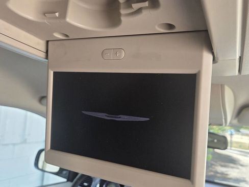 Used 2013 Chrysler Town & Country Touring image 18