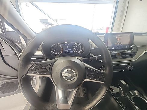Used 2024 Nissan Altima 2.5 SV FWD image 9