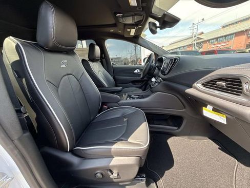 New 2026 Chrysler Pacifica Limited w/ S Appearance Package FWD image 41