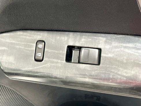 Used 2017 Toyota RAV4 Platinum image 32