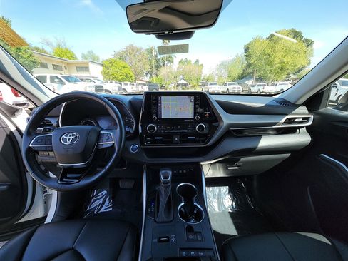 Used 2021 Toyota Highlander XLE AWD/4WD image 27