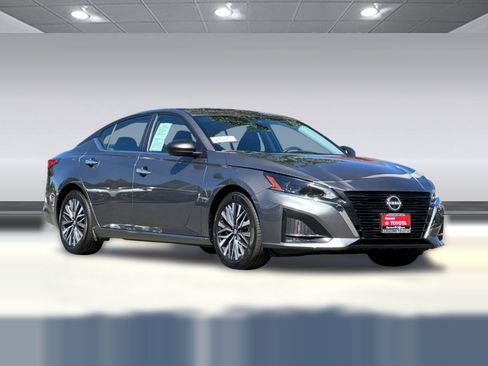 Used 2025 Nissan Altima 2.5 SV FWD image 7