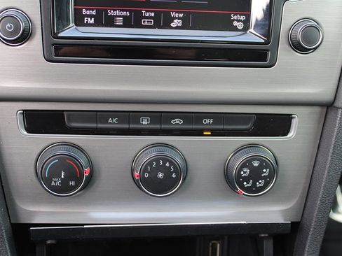 Used 2015 Volkswagen Golf TDI S image 22