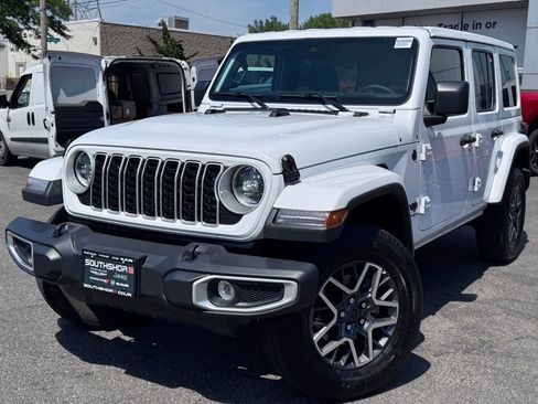 Used 2025 Jeep Wrangler Unlimited Sahara AWD/4WD image 3