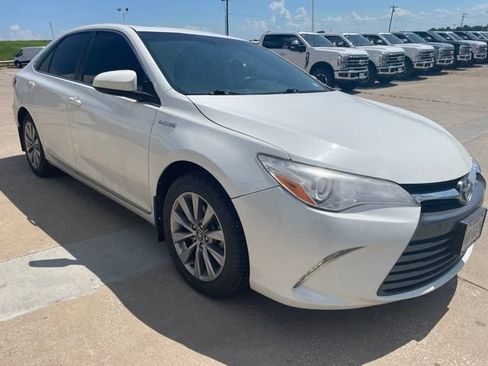 Used 2017 Toyota Camry XLE w/ Moonroof Package FWD image 9