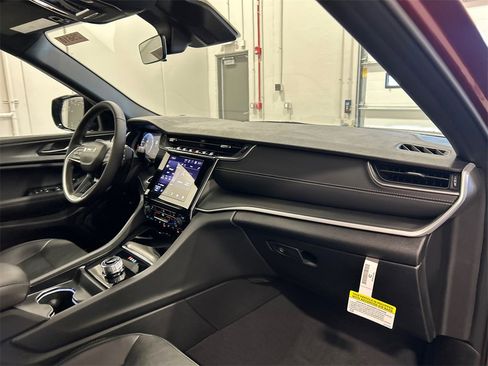 New 2025 Jeep Grand Cherokee L Altitude image 36