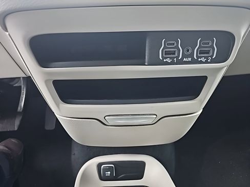 Used 2024 Chrysler Pacifica Touring-L FWD image 19