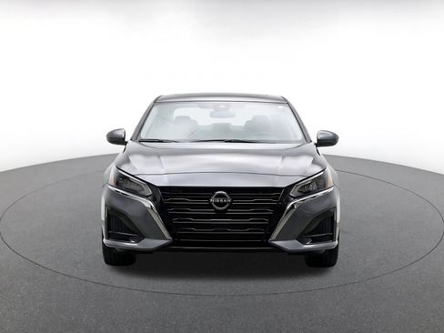 Used 2025 Nissan Altima 2.5 SV FWD image 2