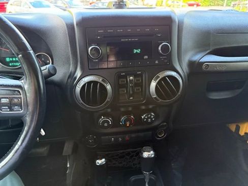 Used 2015 Jeep Wrangler Unlimited Sport w/ Quick Order Package 24S AWD/4WD image 17