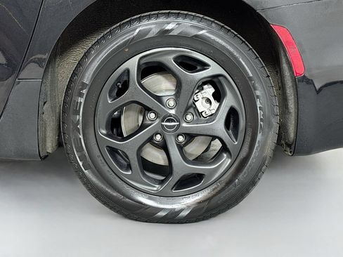 Used 2022 Chrysler Pacifica Limited w/ S Appearance Package FWD image 9